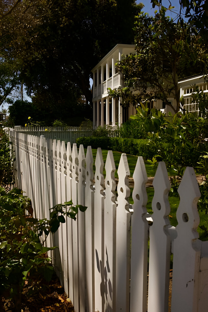 17 Best Barriers To Keep Cars Off Grass (Practical & Stylish Ideas) – Image 3