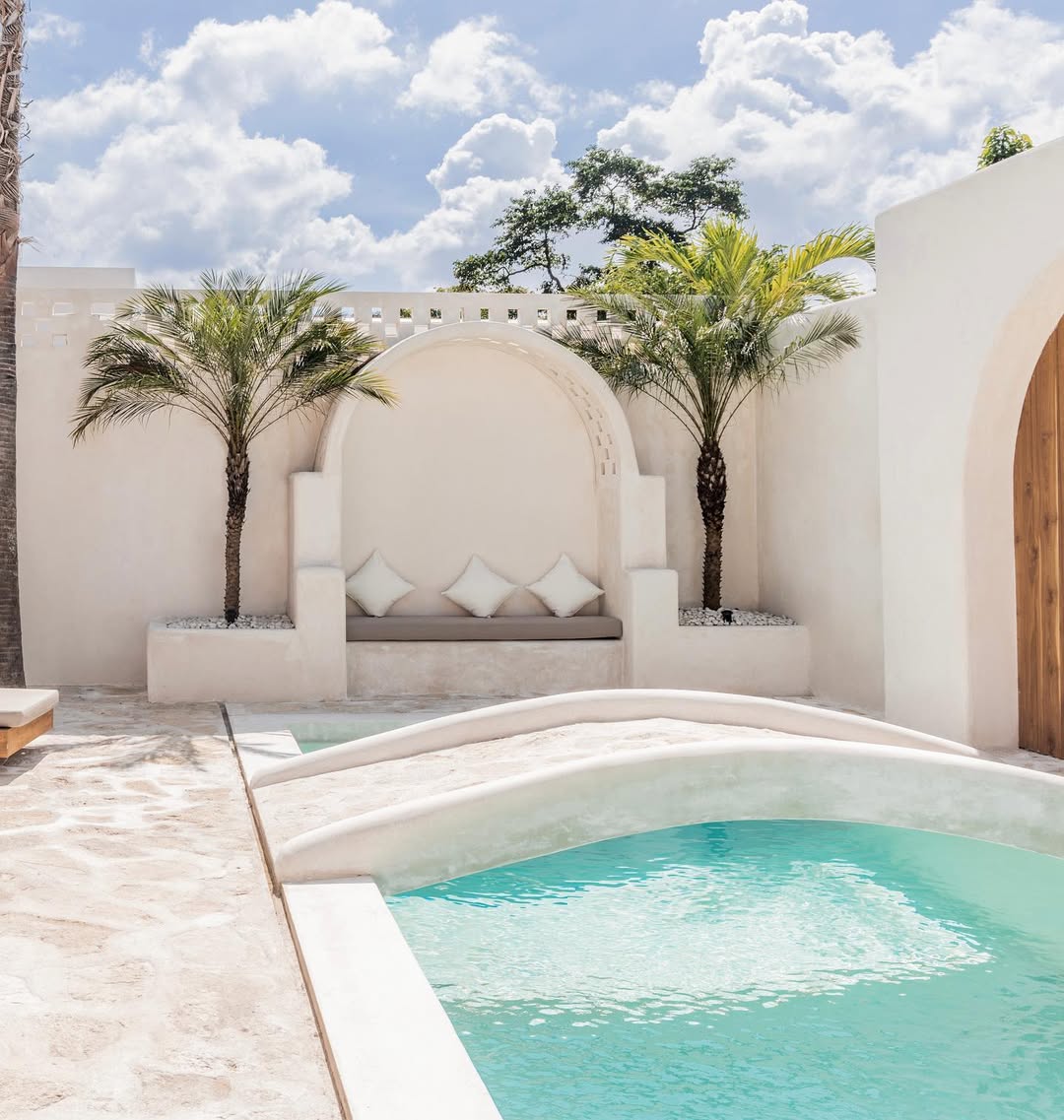 21 Stunning Plants Around the Pool for Every Backyard – Image 37