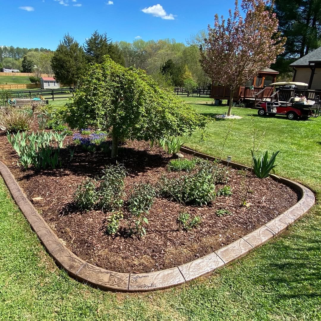 21 Lawn Edging & Garden Border Ideas for a Polished Yard – Image 11