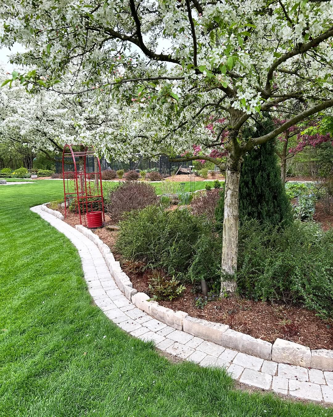 21 Lawn Edging & Garden Border Ideas for a Polished Yard – Image 21